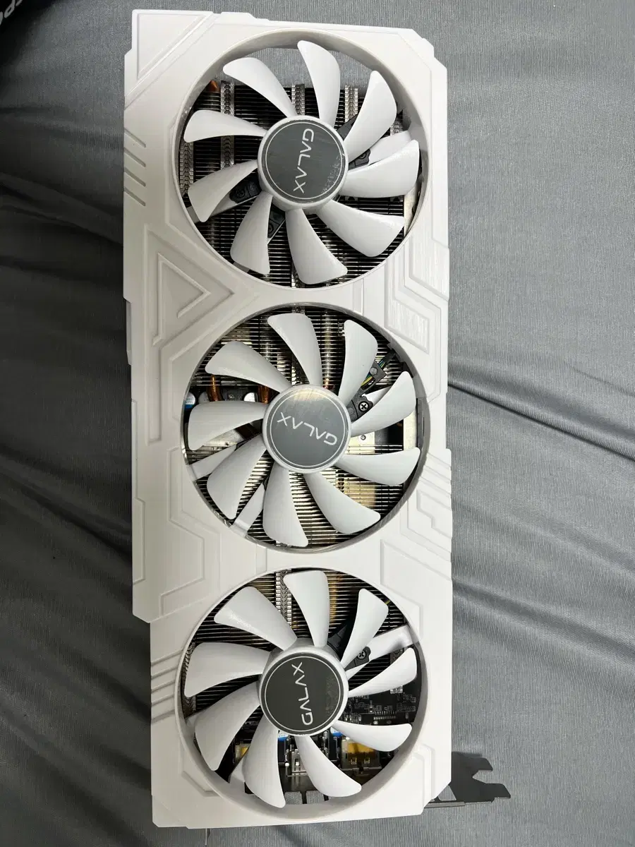 그래픽카드 갤럭시 rtx 2070 super 화이트 3팬 판매합니다